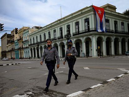 Policías caminan cerca del Capitolio de La Habana, el 15 de noviembre de 2021.