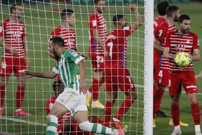 Borja celebra el gol del triunfo ante la desolación de los jugadores del Granada.