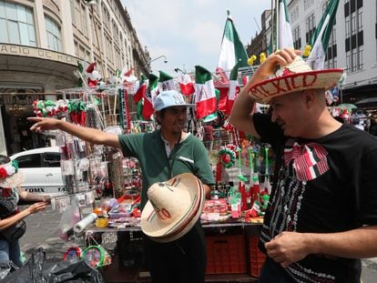 Un vendedor ambulante en el centro histórico de Ciudad de México, el 15 de septiembre.