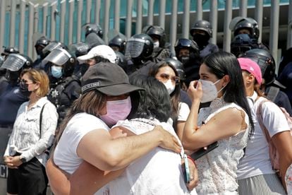 Colectivos feministas protestan frente a la Fiscalía de Puebla para exigir justicia por el asesinato de la abogada.