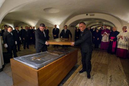 El funeral de Benedicto XVI culminó sobre las 11.40, cuando su féretro fue enterrado en la cripta papal de la basílica. 