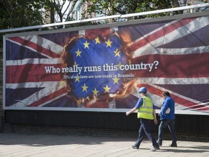 Un cartel del UKIP cr&iacute;tico con la Uni&oacute;n Europea en una calle de Luton.