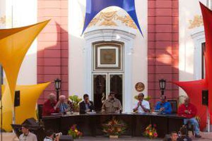 El presidente de Venezuela, Nicolás Maduro (c), participa en un acto el 15 de abril de 2014, en el Palacio de Miraflores de Caracas (Venezuela).