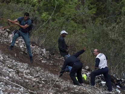 Miembros de los cuerpos de seguridad españoles examinan el lugar del accidente.