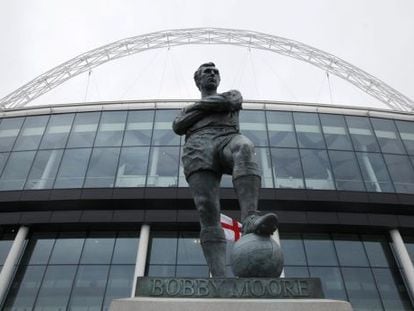 Estatua de Bobby Moore ante el estadio de Wembley de Londres