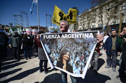 Simpatizantes peronistas, este viernes en la Plaza de Mayo, en apoyo de Cristina Fernández de Kirchner.