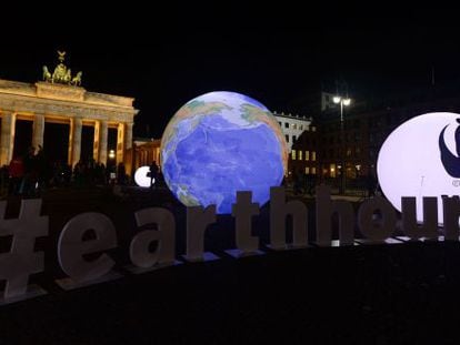 Uns globus anuncien la celebració de L'Hora del Planeta davant de la Porta de Brandenburg (Berlín).