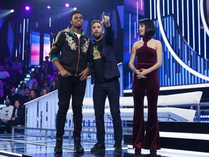 Famous, el presentador Roberto Leal y Natalia, en la última gala de 'Operación Triunfo 2018'.