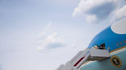Obama se despide desde el Air Force One antes de partir hacia Arabia Saudí
