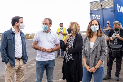Los ministros Garzón y Belarra, en los extremos, con la consejera de Derechos Sociales de Canarias, Noemí Santana, el viernes en La Palma.