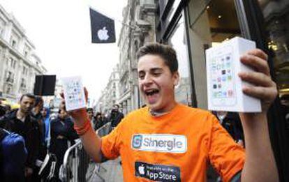 Fotografía tomada el pasado 20 de septiembre en la que se registró al joven Noah Green al celebrar el ser el primero en adquirir el nuevo modelo de teléfono iPhone 5s, en la tienda oficial Apple de Regent Street, en Londres (Reino Unido).