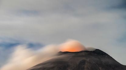 Vista del volcán Popocatépetl la madrugada del 28 de marzo 2024.