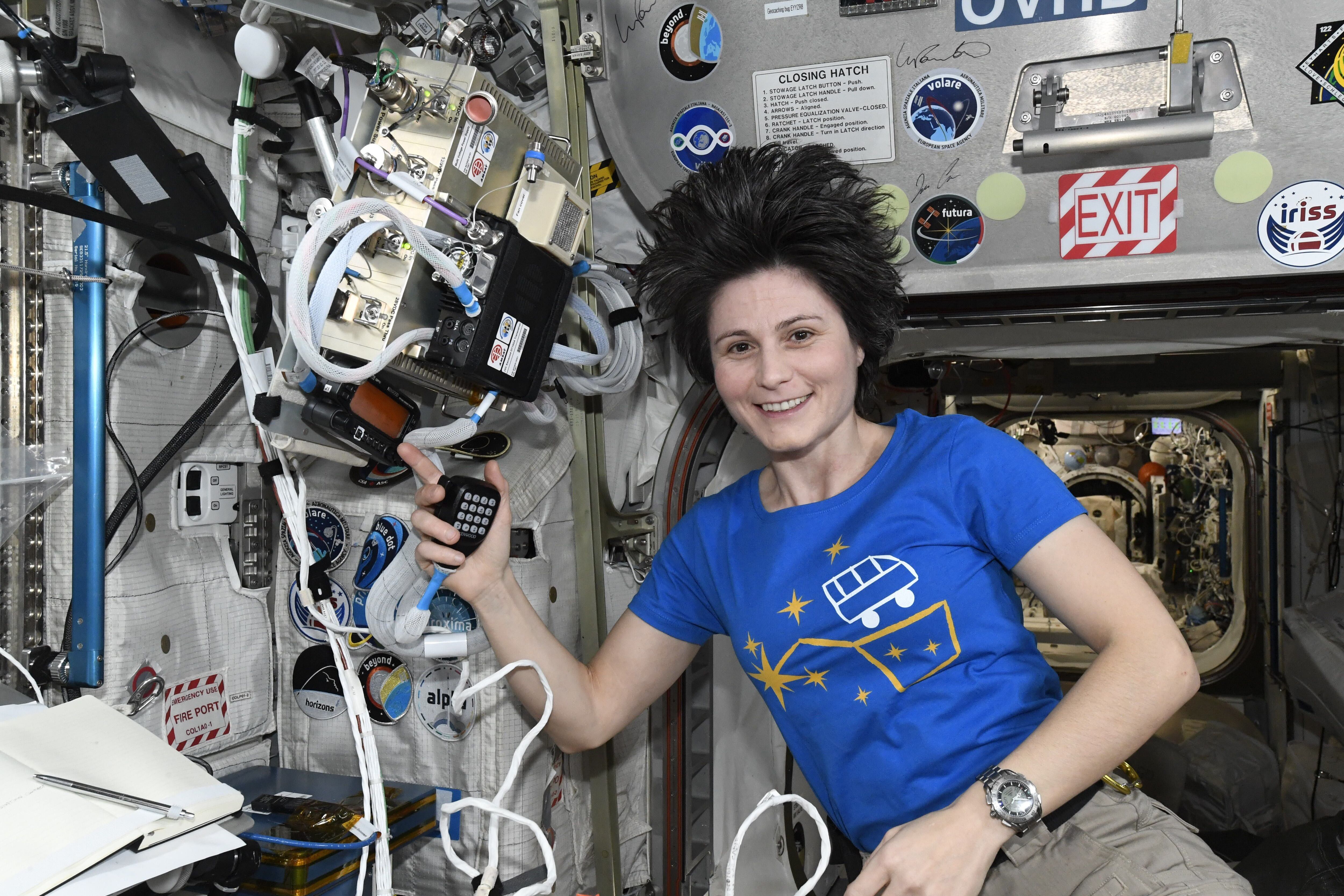 La astronauta de la ESA Samantha Cristoforetti en el radio HAM de la ISS.