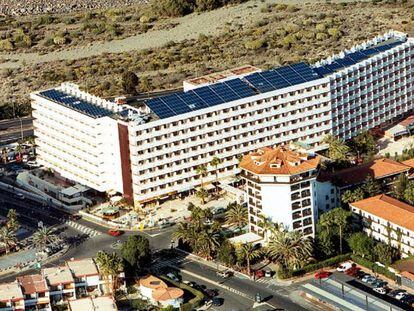 Placas fotovoltaicas en el tejado de un hotel en Gran Canaria