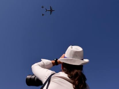 Dos cazas simulan una operación de reabastecimiento en vuelo con un avión cisterna en el desfile del pasado 12 de octubre en Madrid.