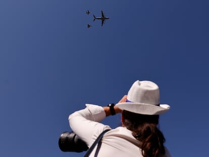 Dos cazas simulan una operación de reabastecimiento en vuelo con un avión cisterna en el desfile del pasado 12 de octubre en Madrid.