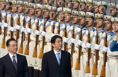 En octubre de 2006, el entonces primer ministro chino, Wen Jiabao caminaba con Shinzo Abe durante la ceremonia de bienvenida celebrada frente al Gran Salón del Pueblo en Pekín. 