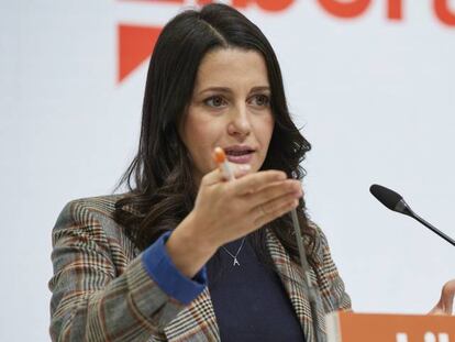 La líder de Cs, Inés Arrimadas, comparece tras una reunión del Comité Permanente del partido, en la sede nacional de Cs.