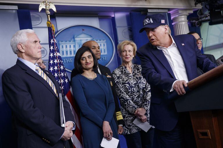 Donald Trump mira a Mike Pence este sábado, durante su comparecencia en la Casa Blanca.14/03/2020 ONLY FOR USE IN SPAIN