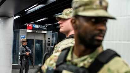 Policías y miembros de la Guardia Nacional patrullan una estación del metro de Nueva York, el pasado 7 de marzo.