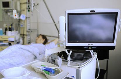 Un afectado por 'E.coli' enterohemorrágico (EHEC), en su cama de una habitación aislada de la Clínica Universitaria Eppendorf de Hamburgo