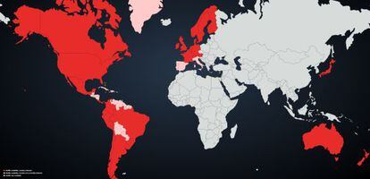 El mapa representa en rojo y rosa los países en los que está implantado Netflix (en rosa, los últimos en incorporarse al servicio, como España).