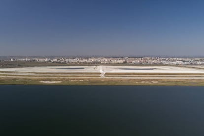 Balsas de fosfoyesos en el estuario del río Tinto, junto a la ciudad de Huelva, en 2019.