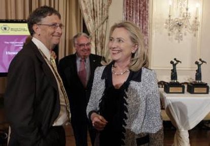 Bill Gates junto a Hillary Clinton en 2011 en un acto en Washington.