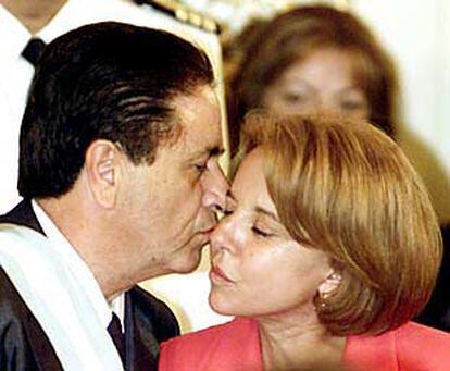 Eduardo Duhalde besa a su esposa tras ser investido en la Casa Rosada como nuevo presidente de Argentina.