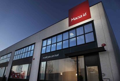 La compa&ntilde;&iacute;a tiene su oficina principal en Manresa, pero fabrica los equipos en esta planta de Sant Joan. La factor&iacute;a produce unas 1.700 m&aacute;quinas al a&ntilde;o, pero tiene capacidad para llegar a las 3.500.
