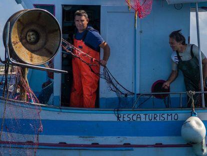 Rosario Ritunno (izquierda) y su compañero, Paolo Sinagra (derecha), faenando. En vídeo, el pacto de los pescadores de las islas Egadas.