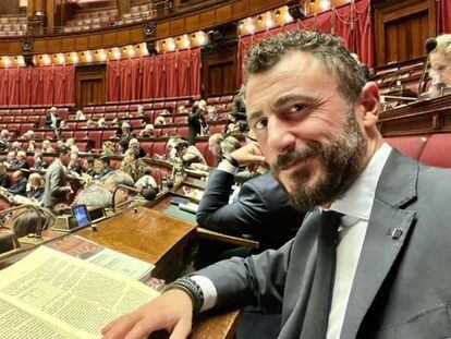 El diputado Emmanuele Pozzolo en el Parlamento italiano, en una foto de sus redes sociales.
