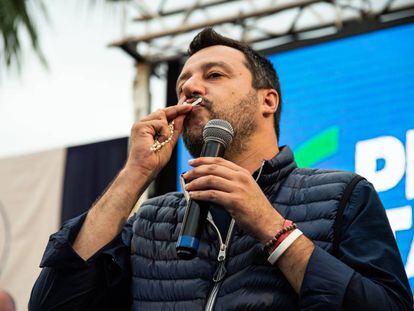 El ministro del Interior italiano, Matteo Salvini, besa un rosario, durante un mitin el pasado 31 de mayo.