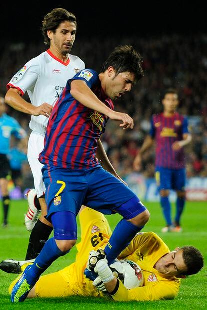 El portero del Sevilla le saca el balón a Villa.