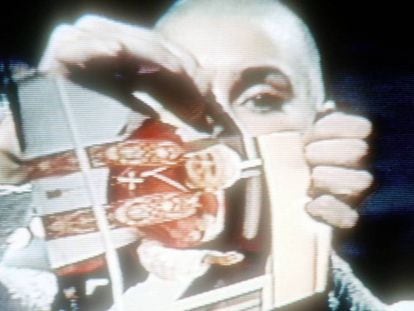 El famoso instante en que Sinéad O'Connor rompe una foto del papa Juan Pablo II ante la audiencia millonaria del programa 'Saturday Night Live' (emitido en Estados Unidos por la NBC) el 3 de octubre de 1992.