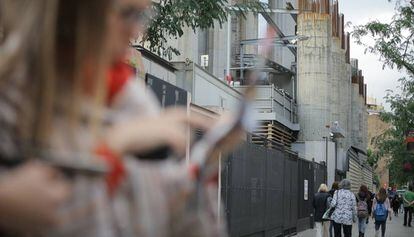 Una imagen de las columnas de la Sagrada Familia que han invadido la calle de Mallorca.