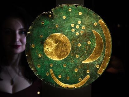 Una mujer observa el disco celeste de Nebra, una de las piezas capitales de la exposición sobre Stonehenge en el British Museum.