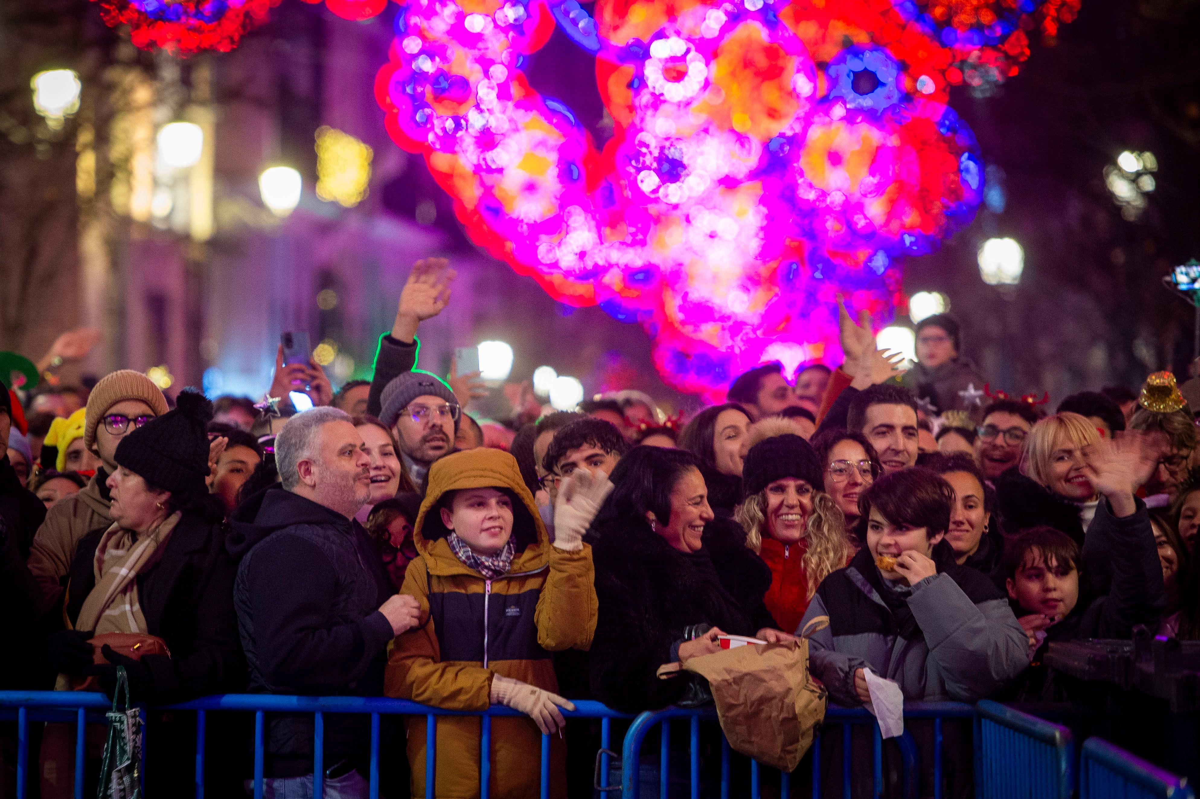 Ambiente en la Puerta del Sol de Madrid momentos antes de las campanadas.
