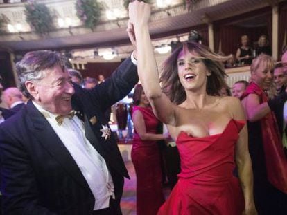  La actriz italiana Elisabetta Canalis baila con el empresario Richard Lugner.