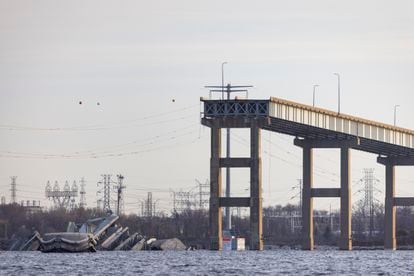 Estado en el que ha quedado parte del puente Francis Scott Key parcialmente derrumbado tras el choque con un carguero, este martes en Baltimore. 