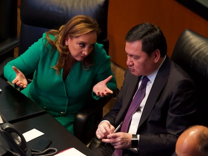 Claudia Ruiz Massieu y Miguel Osorio Chong, durante sesión extraordinaria en el Senado de la República, en febrero de 2019.