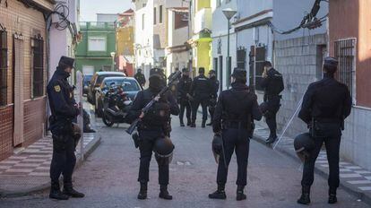 Operaci&oacute;n contra el narcotr&aacute;fico en el barrio de La Atunara de La L&iacute;nea (C&aacute;diz) el pasado jueves.