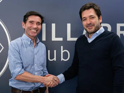 El nuevo entrenador del Villarreal, Marcelino, saluda al director ejecutivo del equipo, Fernando Roig Negueroles, en una imagen distribuida por el club.