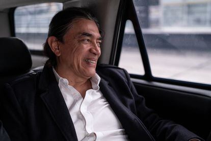 Gustavo Bolívar viaja en su camioneta, en Bogotá, el 18 de octubre de 2023.