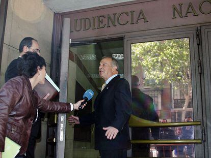 El general Navarro conversa con periodistas, ayer en la entrada de la Audiencia Nacional.