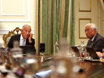 El presidente de la República, Marcelo Rebelo de Sousa, y el primer ministro António Costa, a la derecha, durante el Consejo de Estado celebrado este jueves en Lisboa.