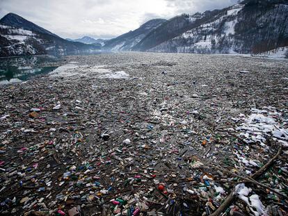 Botellas de plástico y otros restos de basura en el lago Potpecko, cerca de Priboj (Serbia).