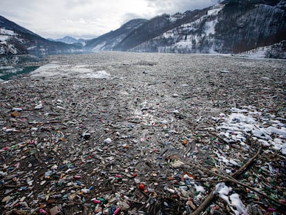 Botellas de plástico y otros restos de basura en el lago Potpecko, cerca de Priboj (Serbia).