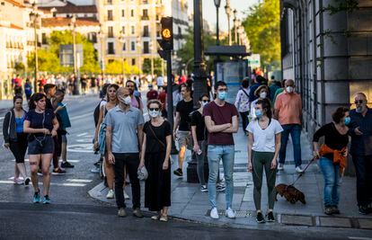 Varias personas pasean por Madrid el pasado miércoles, en algunos casos sin respetar la distancia de seguridad.