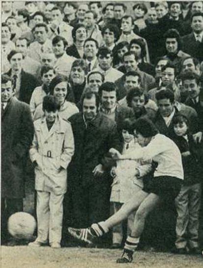 Conchi, en el primer partido de fútbol femenino en España (1970).